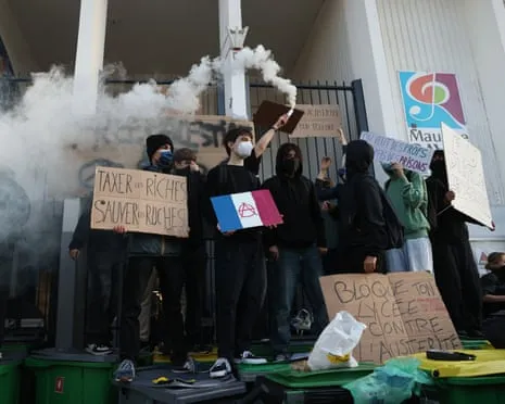 Recently Appointed French Prime Minister Under Intense Pressure as Nationwide Protests Paralyze Schools and Transport